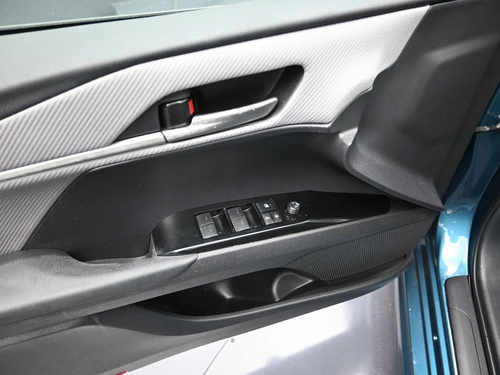 Used 2025 Toyota Camry SE w/ Convenience Package image 10