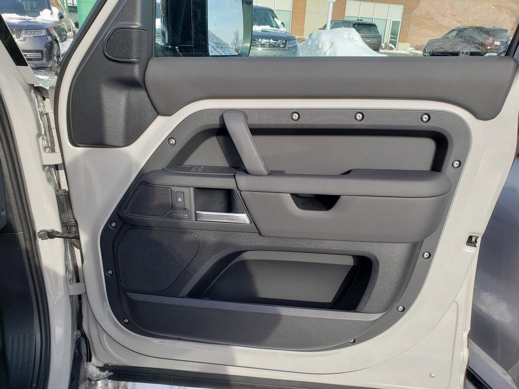 New 2026 Land Rover Defender 130 X-Dynamic SE image 18