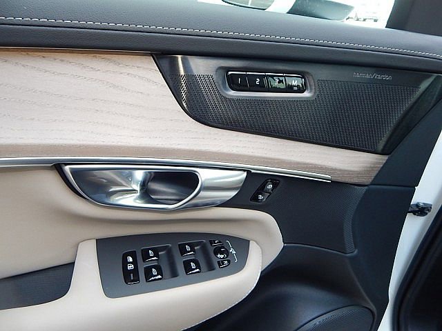 Certified 2025 Volvo XC90 T8 Plus w/ Protection Package Premier image 16