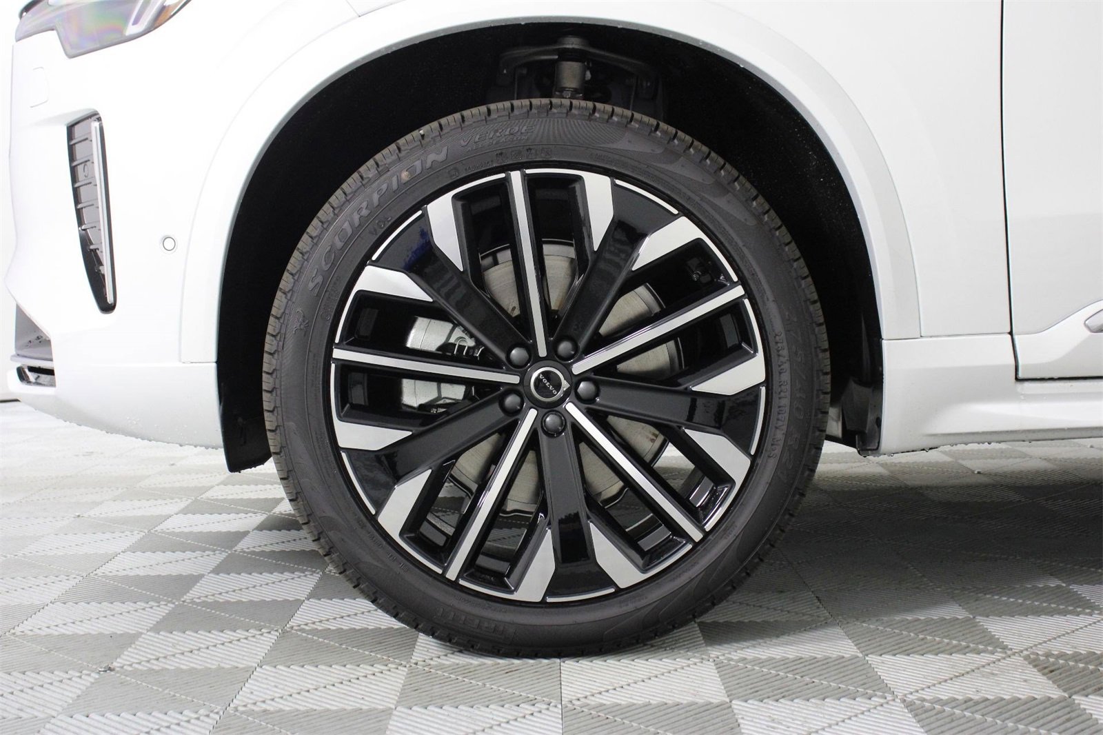 New 2026 Volvo XC90 B6 Plus w/ Protection Package Premier image 13