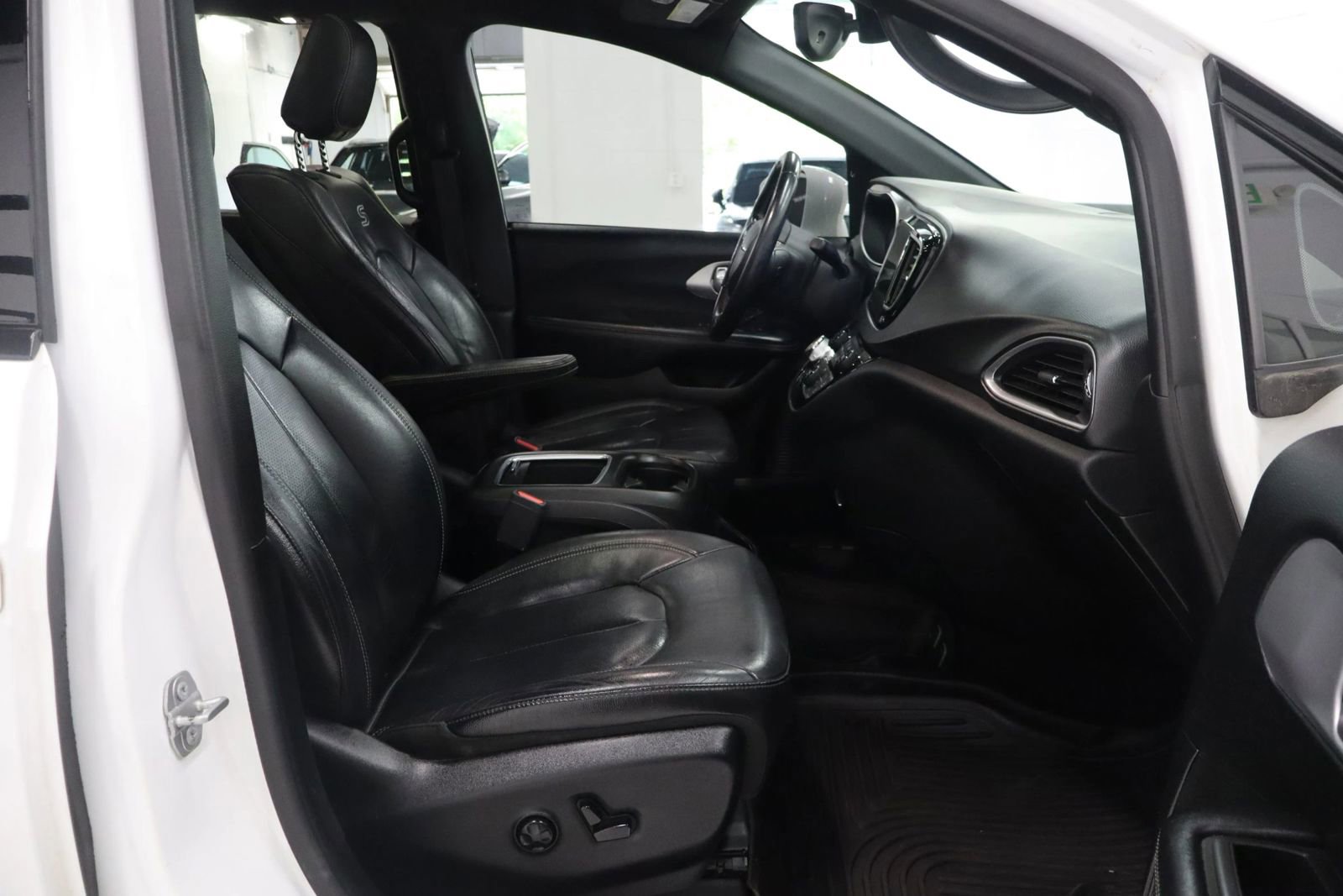 Used 2018 Chrysler Pacifica Touring-L Plus w/ Advanced Safetytec Group FWD image 24