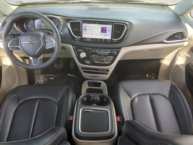 Used 2023 Chrysler Pacifica Touring-L FWD image 16