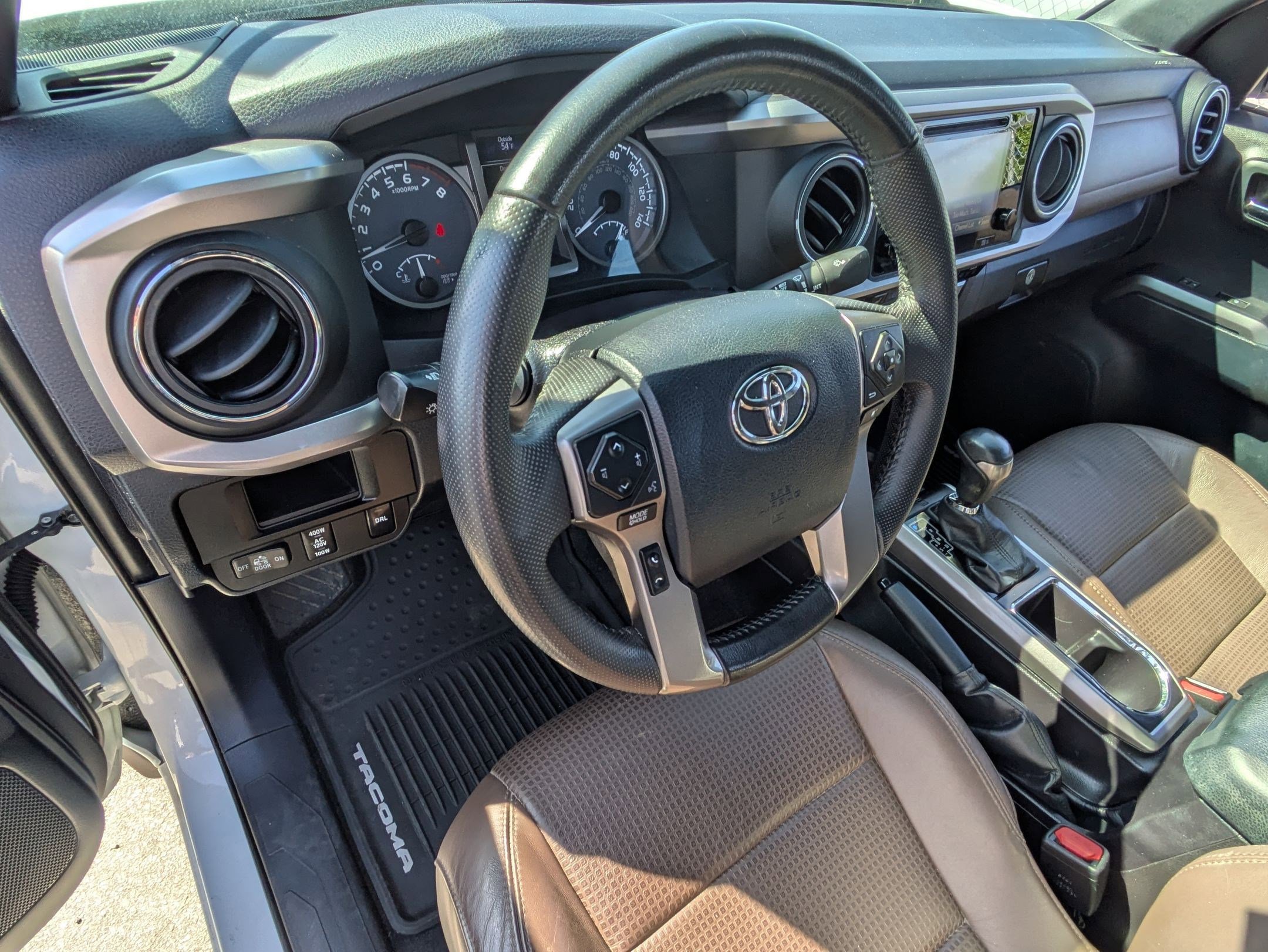 Used 2016 Toyota Tacoma Limited w/ Towing Package image 16