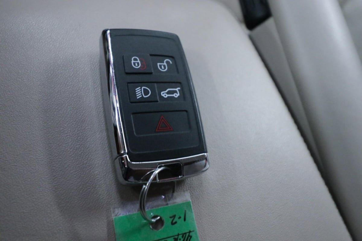 Used 2024 Land Rover Range Rover SE AWD/4WD image 25