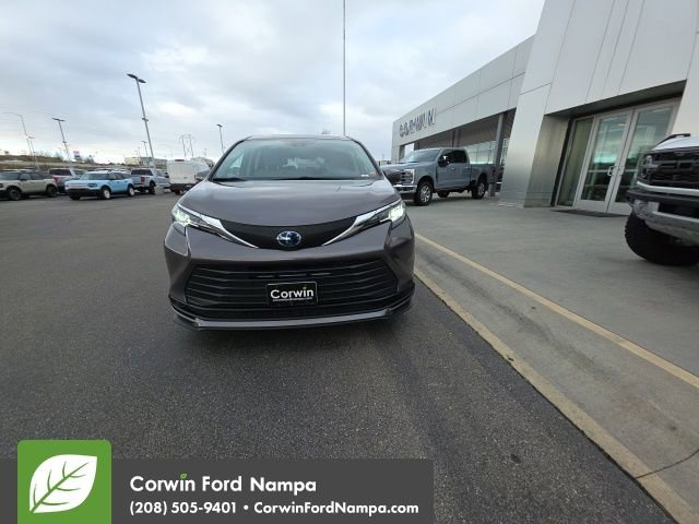 Used 2022 Toyota Sienna LE image 2