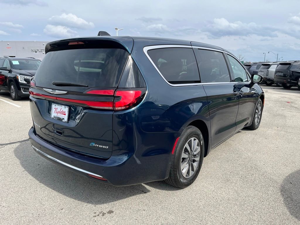 Used 2024 Chrysler Pacifica Select image 7