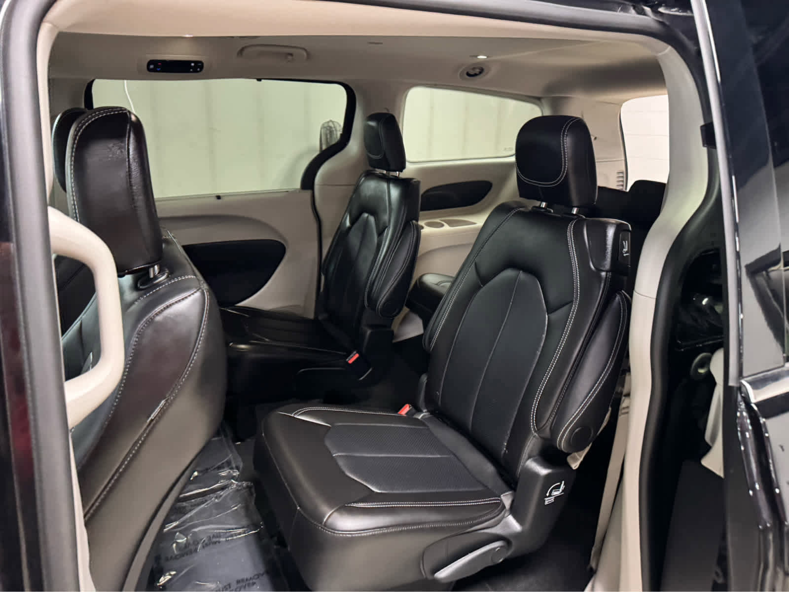 Used 2024 Chrysler Pacifica Touring-L image 14