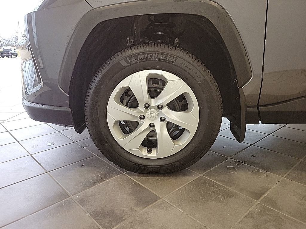 Used 2021 Toyota RAV4 LE image 15