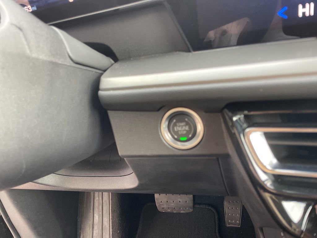 Used 2025 Chevrolet Traverse LT image 17