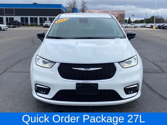 Used 2024 Chrysler Pacifica Touring-L FWD image 2
