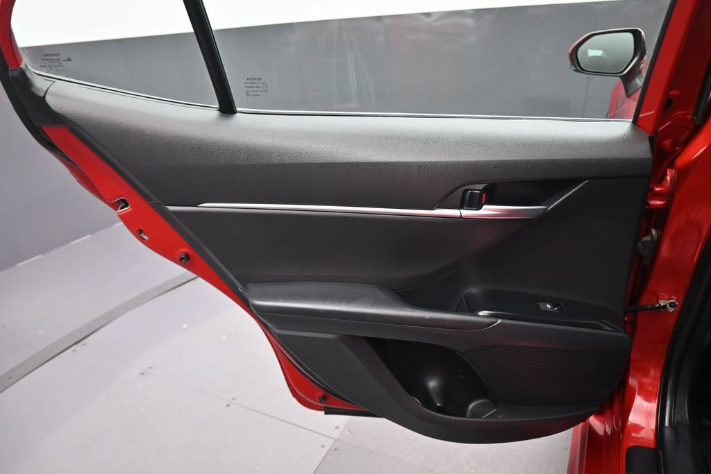 Used 2020 Toyota Camry SE w/ Sunroof Package FWD image 31