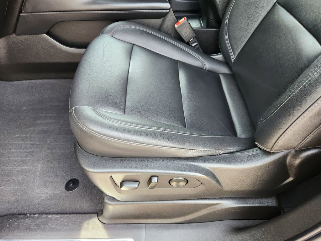 Used 2022 Chevrolet Suburban Z71 w/ Luxury Package image 11