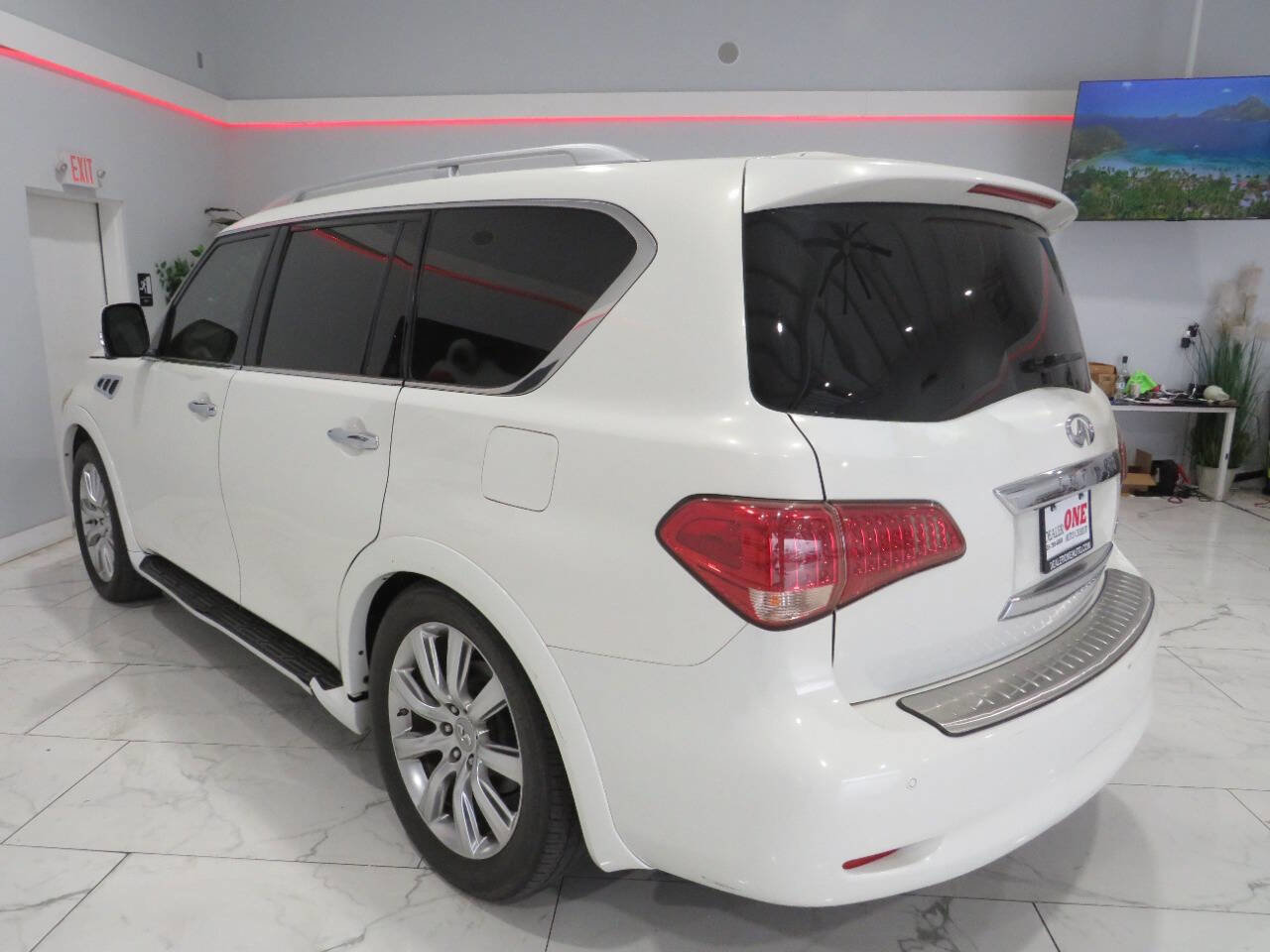 Used 2011 INFINITI QX56 4WD w/ Deluxe Touring Pkg image 5