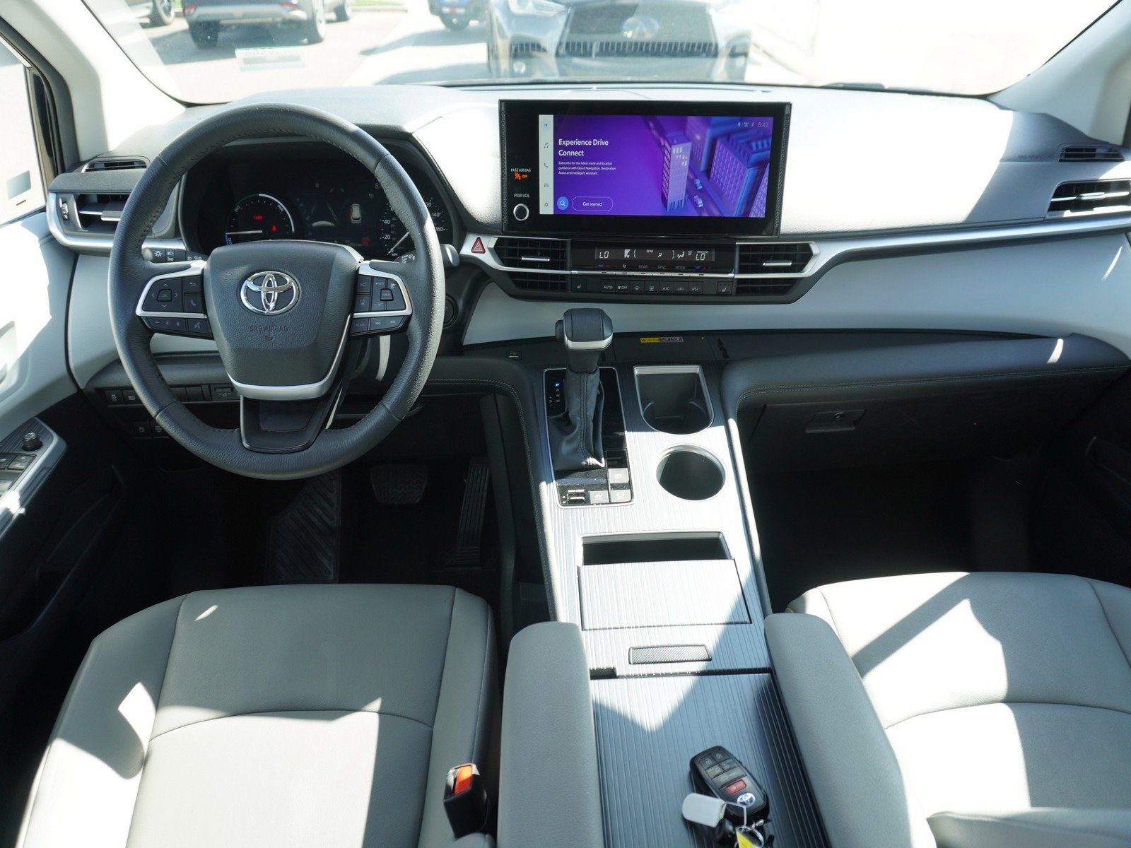 Used 2025 Toyota Sienna XLE image 2