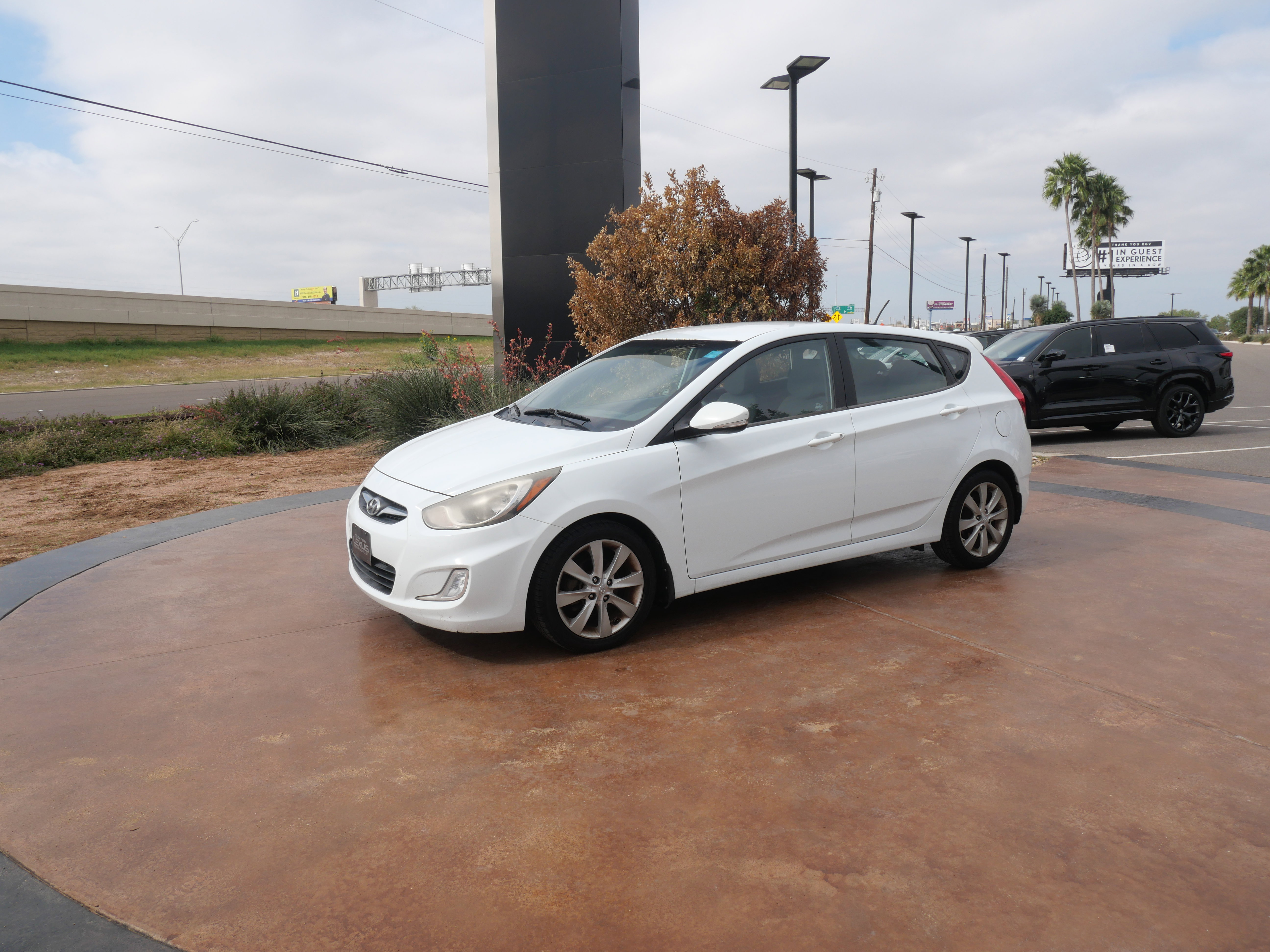 Used 2013 Hyundai Accent SE image 5