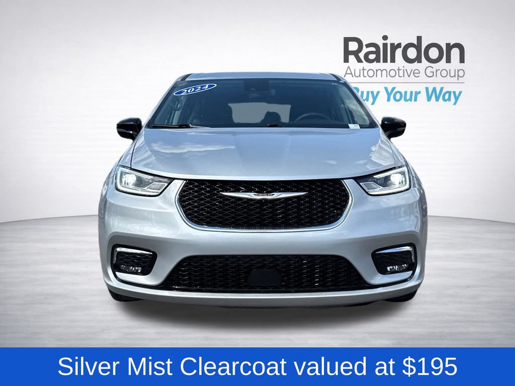 Used 2024 Chrysler Pacifica Touring-L FWD image 2