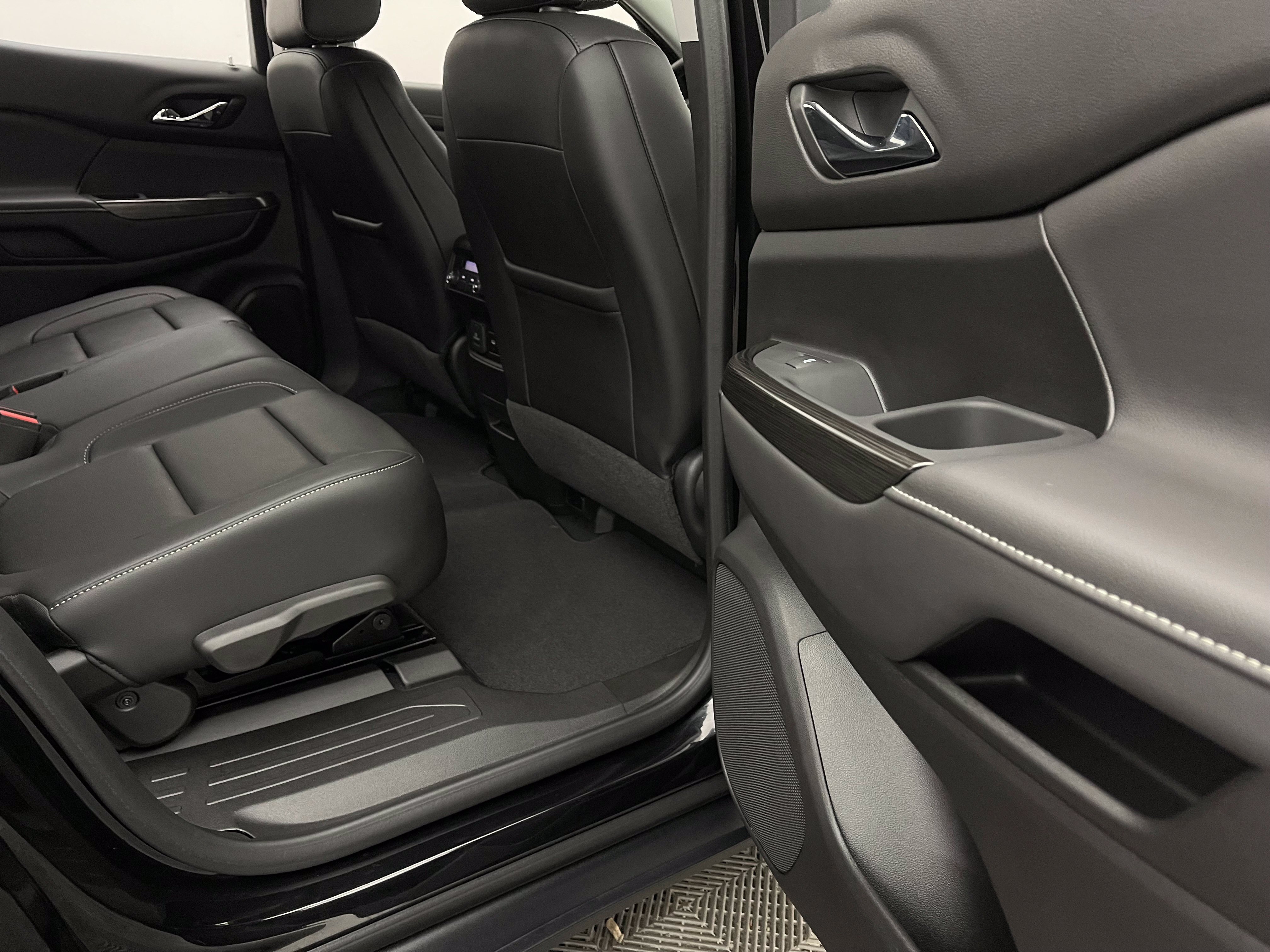 Used 2023 GMC Acadia SLT FWD image 34