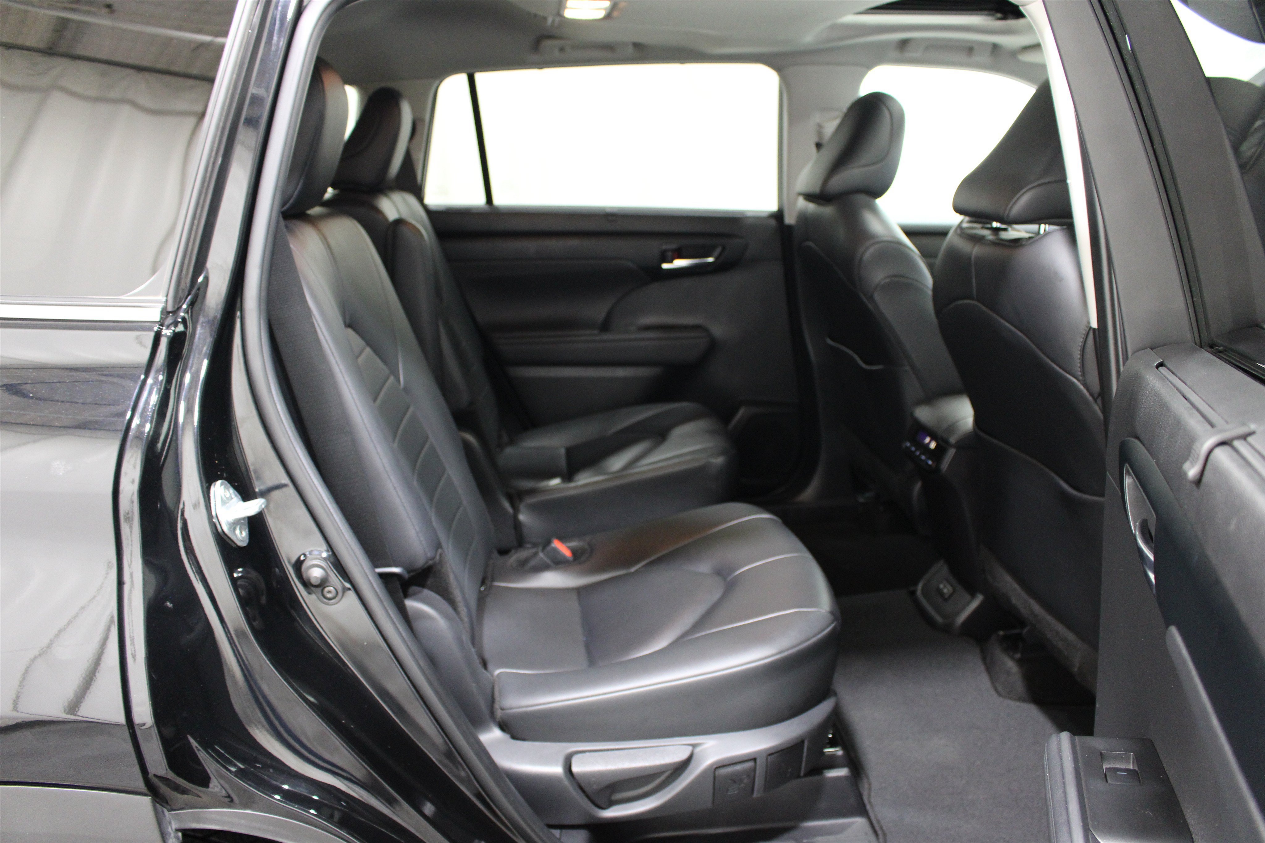 Used 2024 Toyota Highlander XLE AWD/4WD image 25