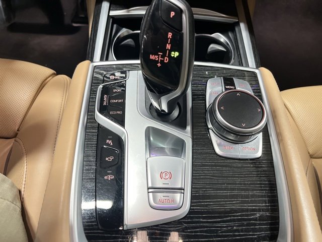 Used 2021 BMW 750i xDrive w/ M Sport Package image 32