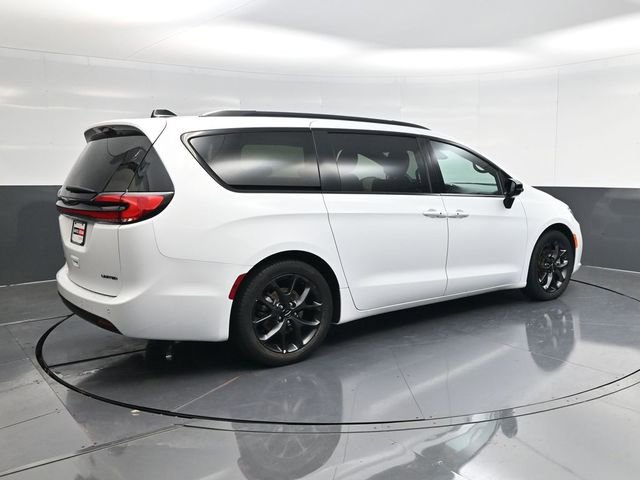 Used 2025 Chrysler Pacifica Limited image 3
