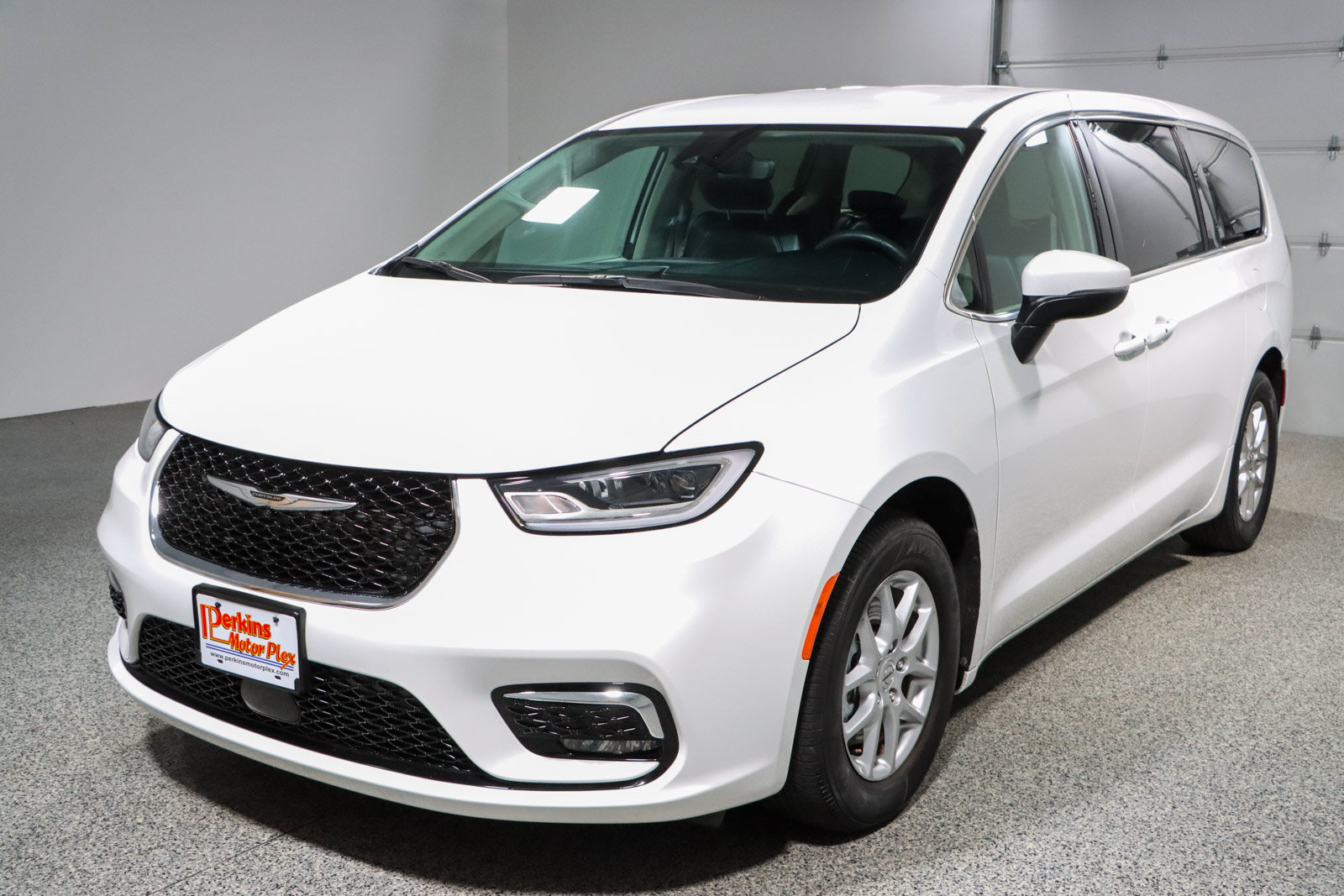 Used 2023 Chrysler Pacifica Touring-L FWD image 32