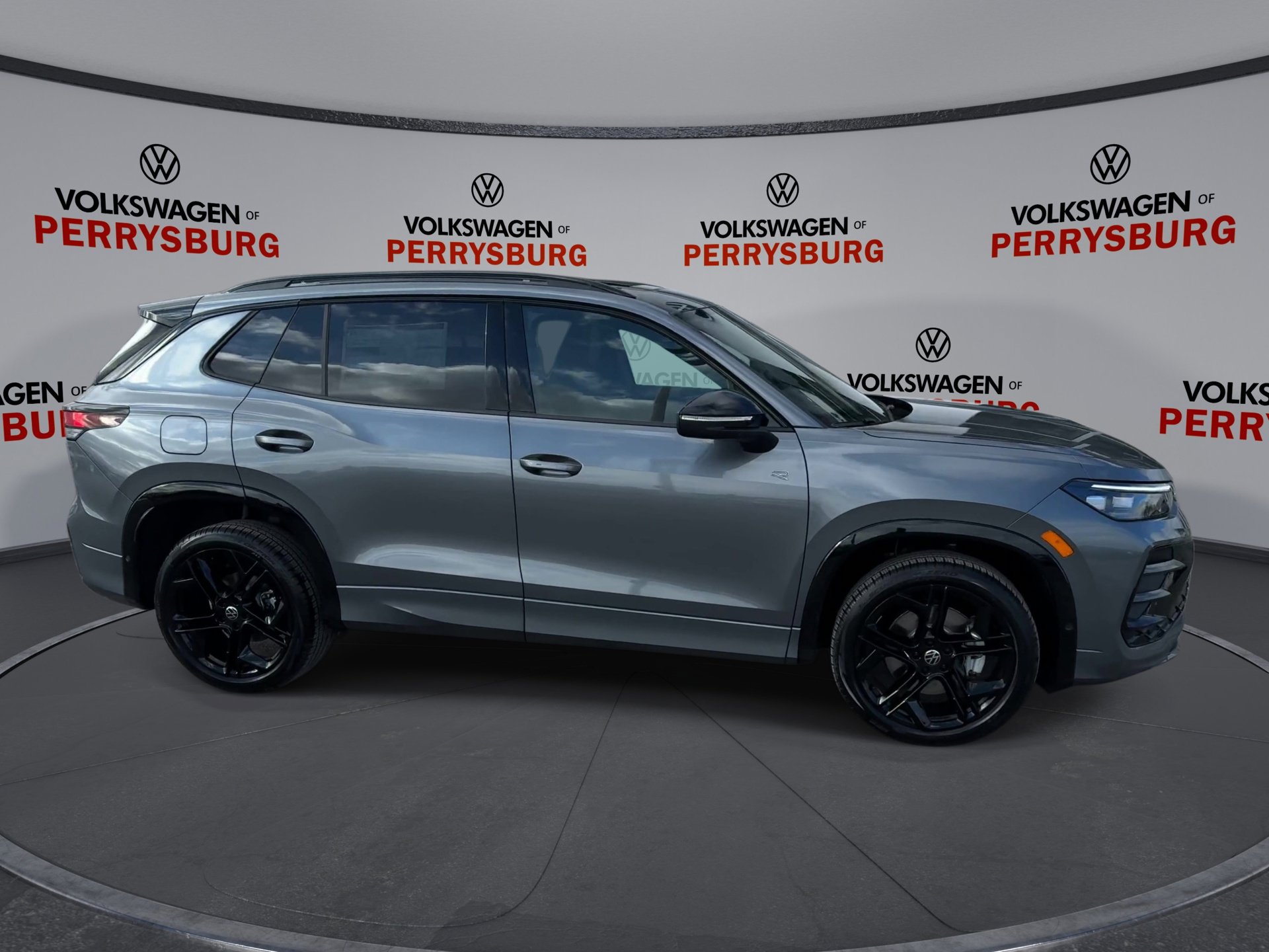 New 2026 Volkswagen Tiguan SE R-Line image 9