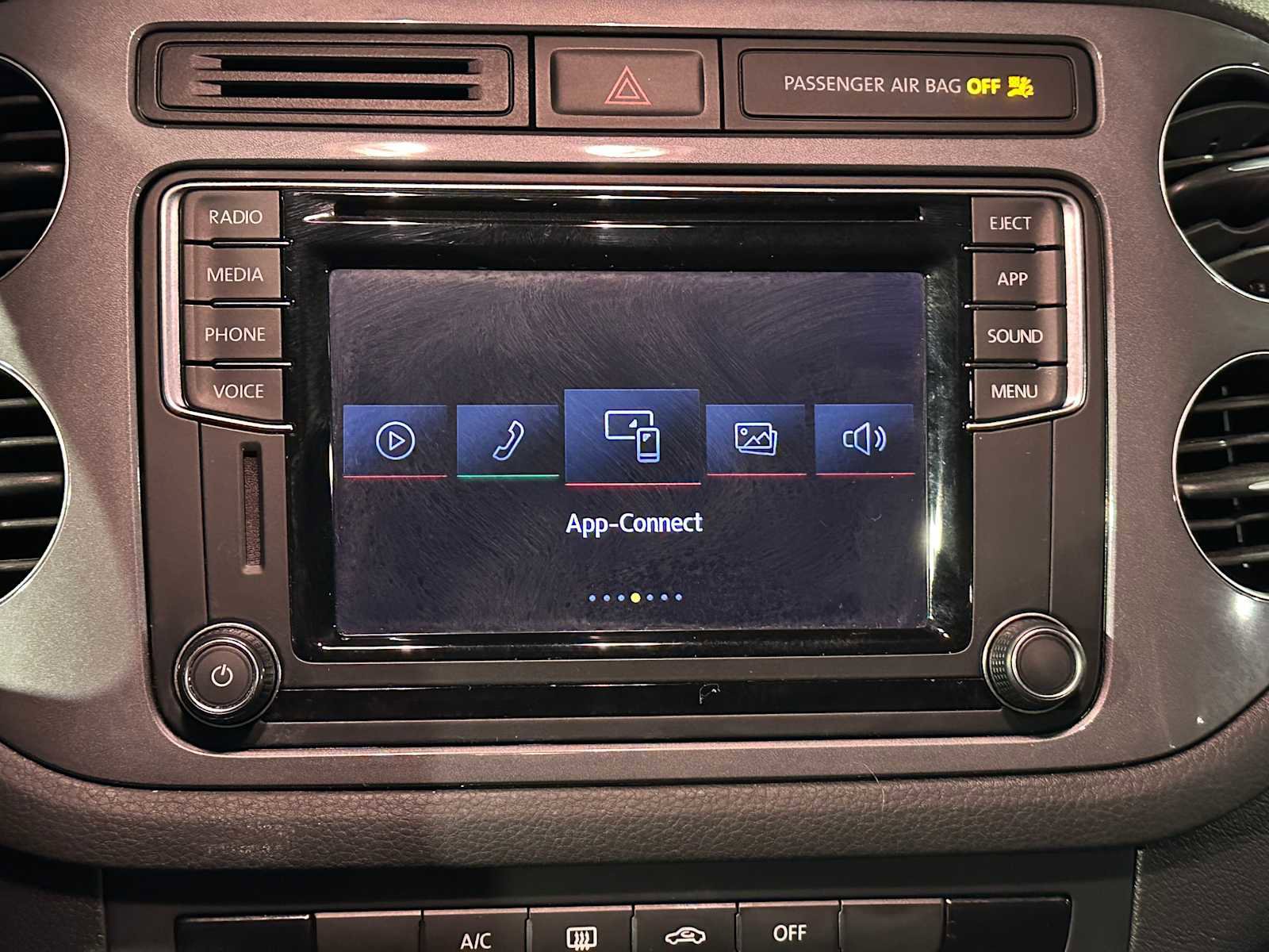 Used 2017 Volkswagen Tiguan S image 26