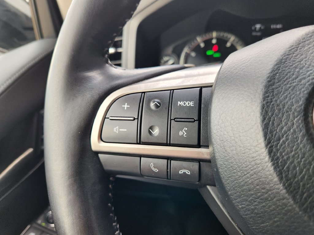 Used 2020 Lexus LX 570 4WD w/ 3rd Row & Luxury Pkg image 28