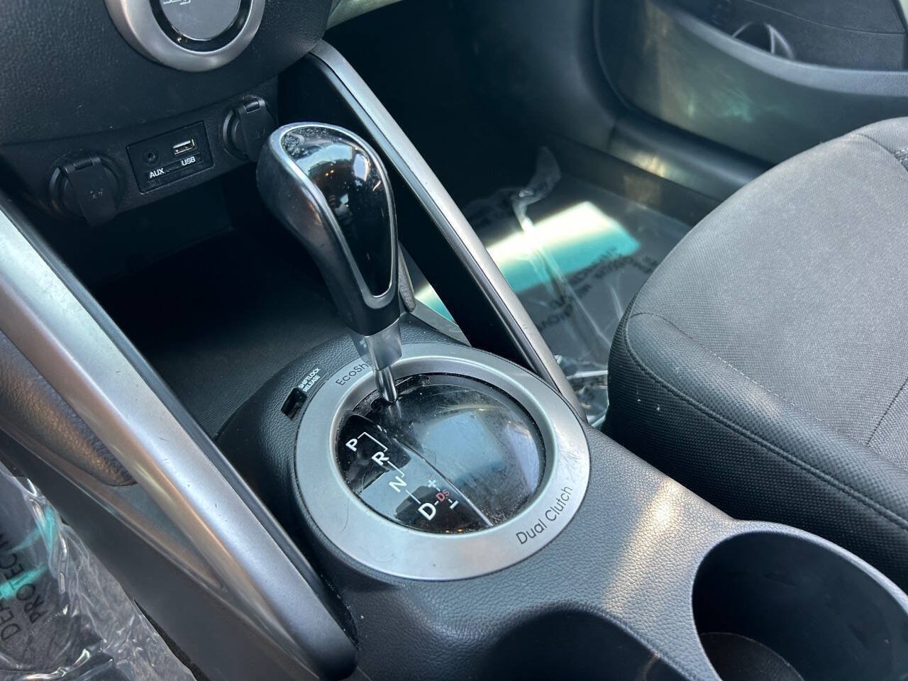 Used 2017 Hyundai Veloster FWD image 33