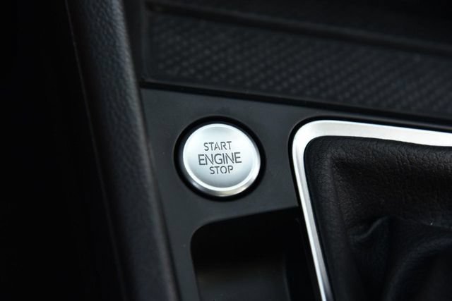 Used 2025 Volkswagen Jetta SE w/ Sunroof Package FWD image 17