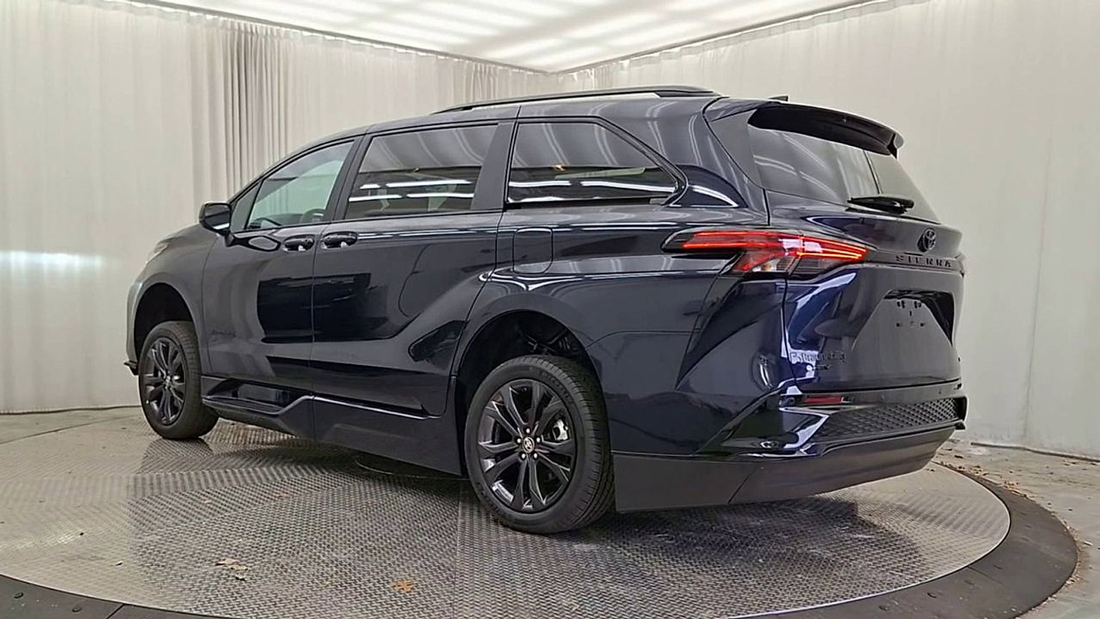 Used 2025 Toyota Sienna XSE image 6