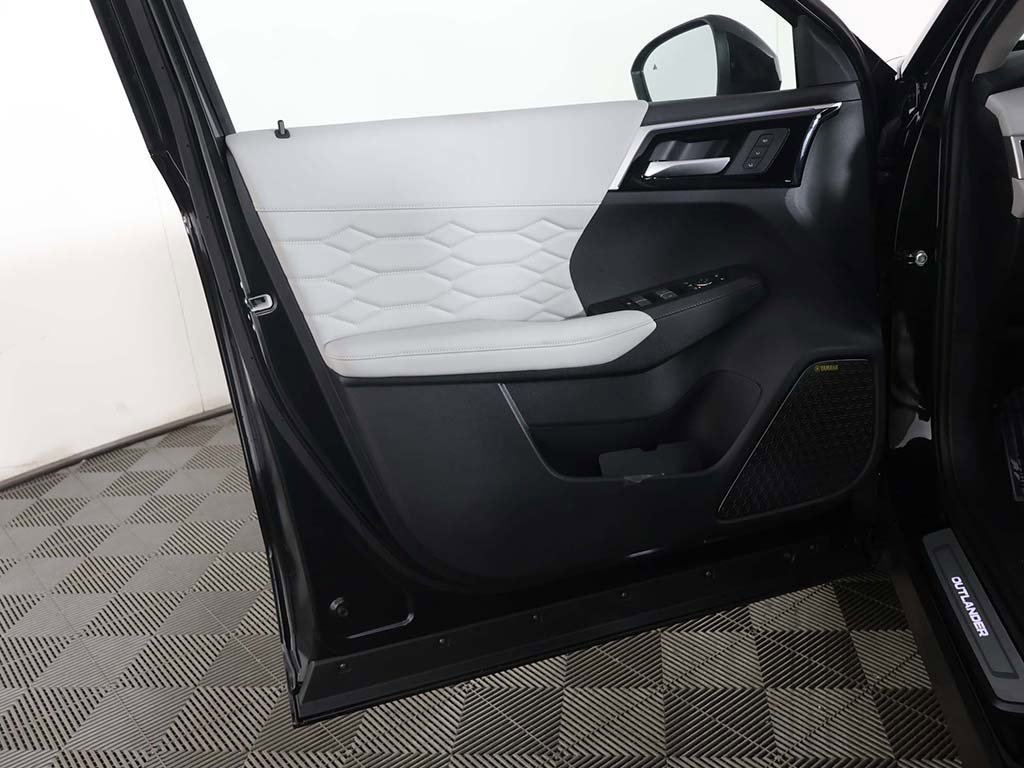 New 2025 Mitsubishi Outlander AWD image 30