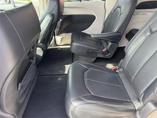 Used 2022 Chrysler Pacifica Touring-L image 9