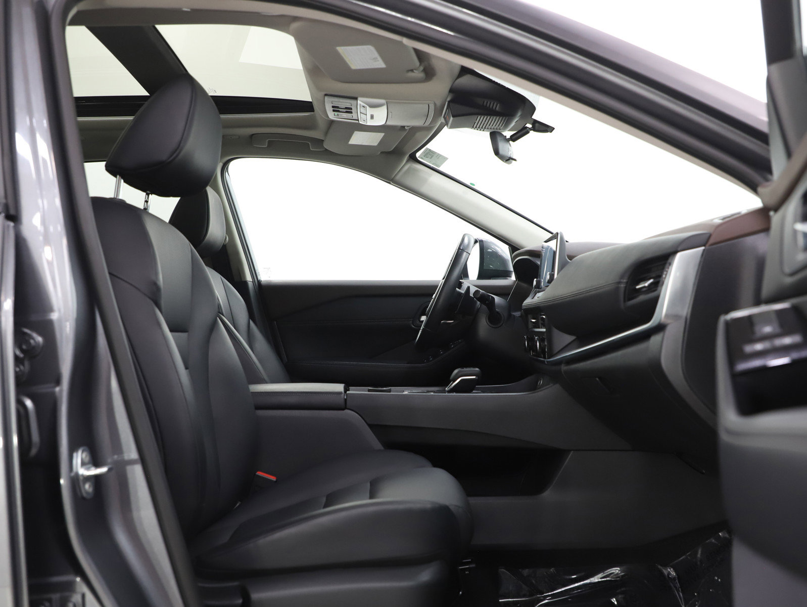 Used 2023 Nissan Rogue SV w/ SV Premium B Package image 11