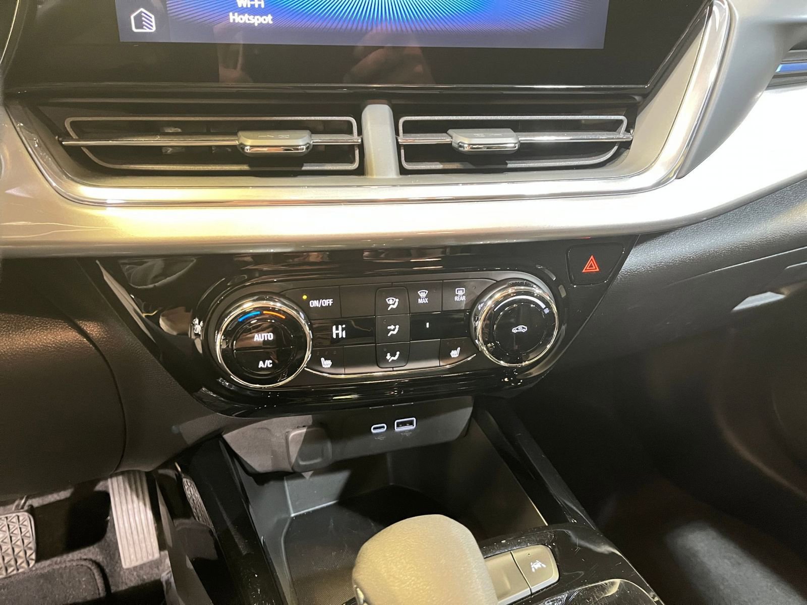 Used 2025 Chevrolet Trax LT w/ LT Convenience Package image 18