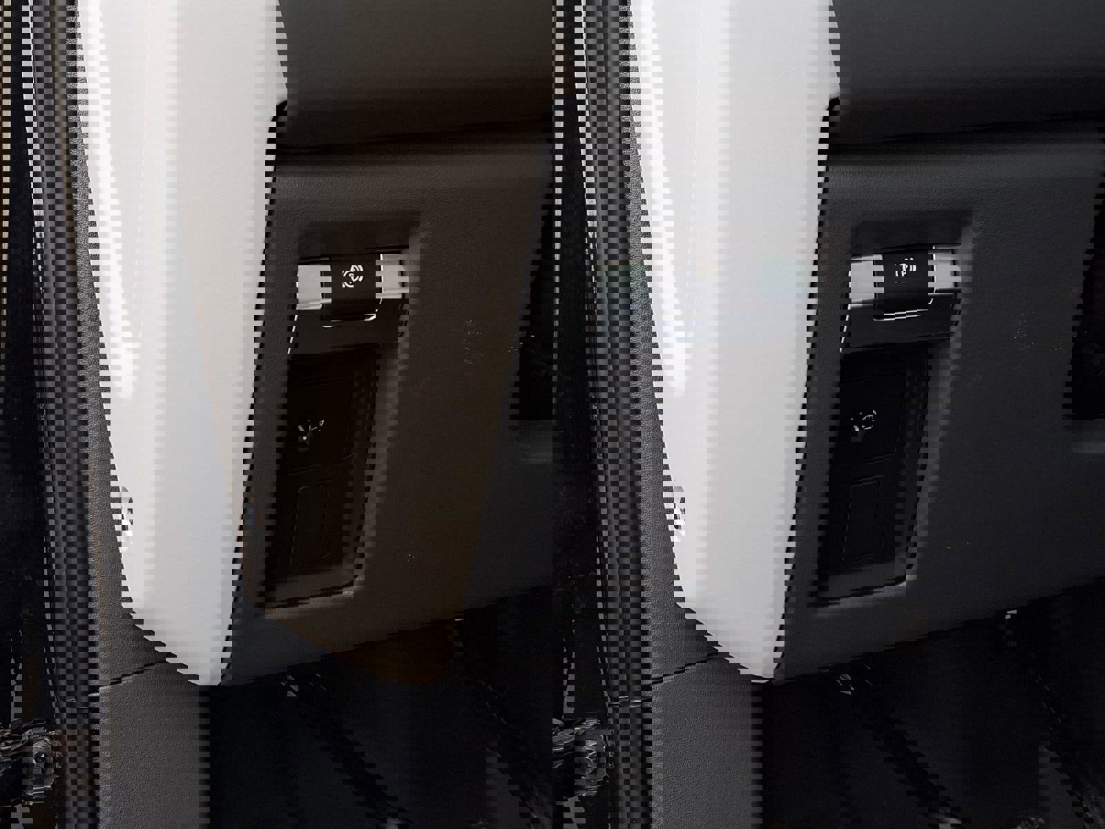 Certified 2025 Land Rover Defender 130 S image 13