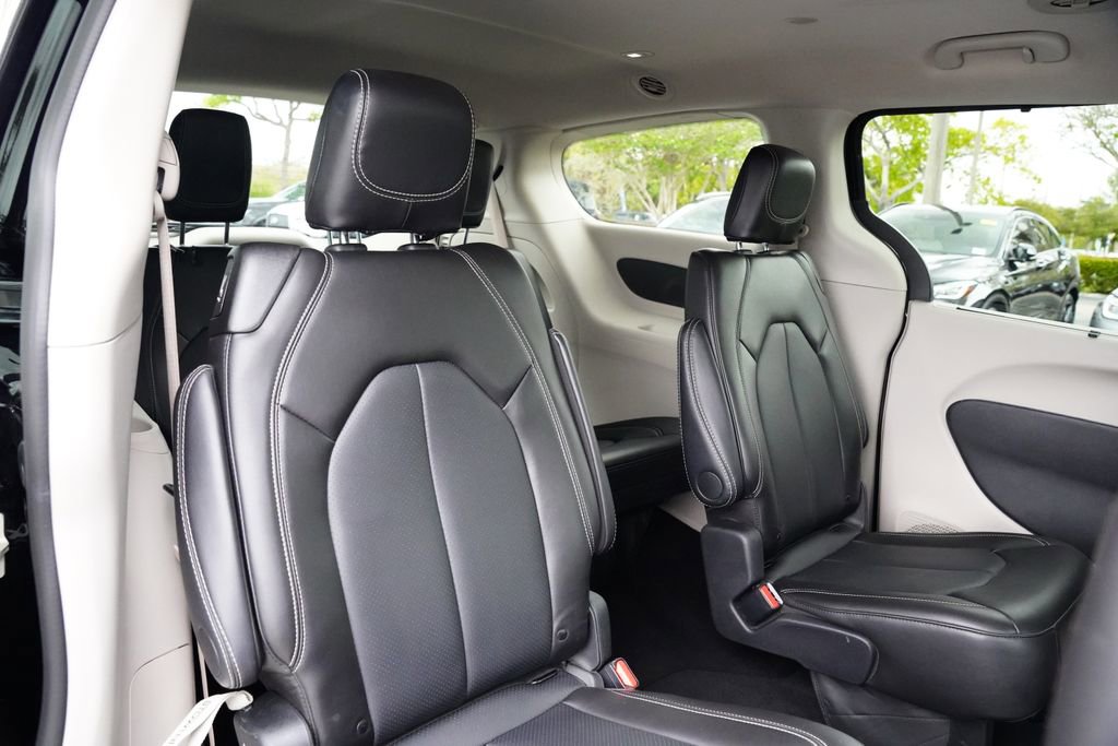 Used 2024 Chrysler Pacifica Touring-L image 29
