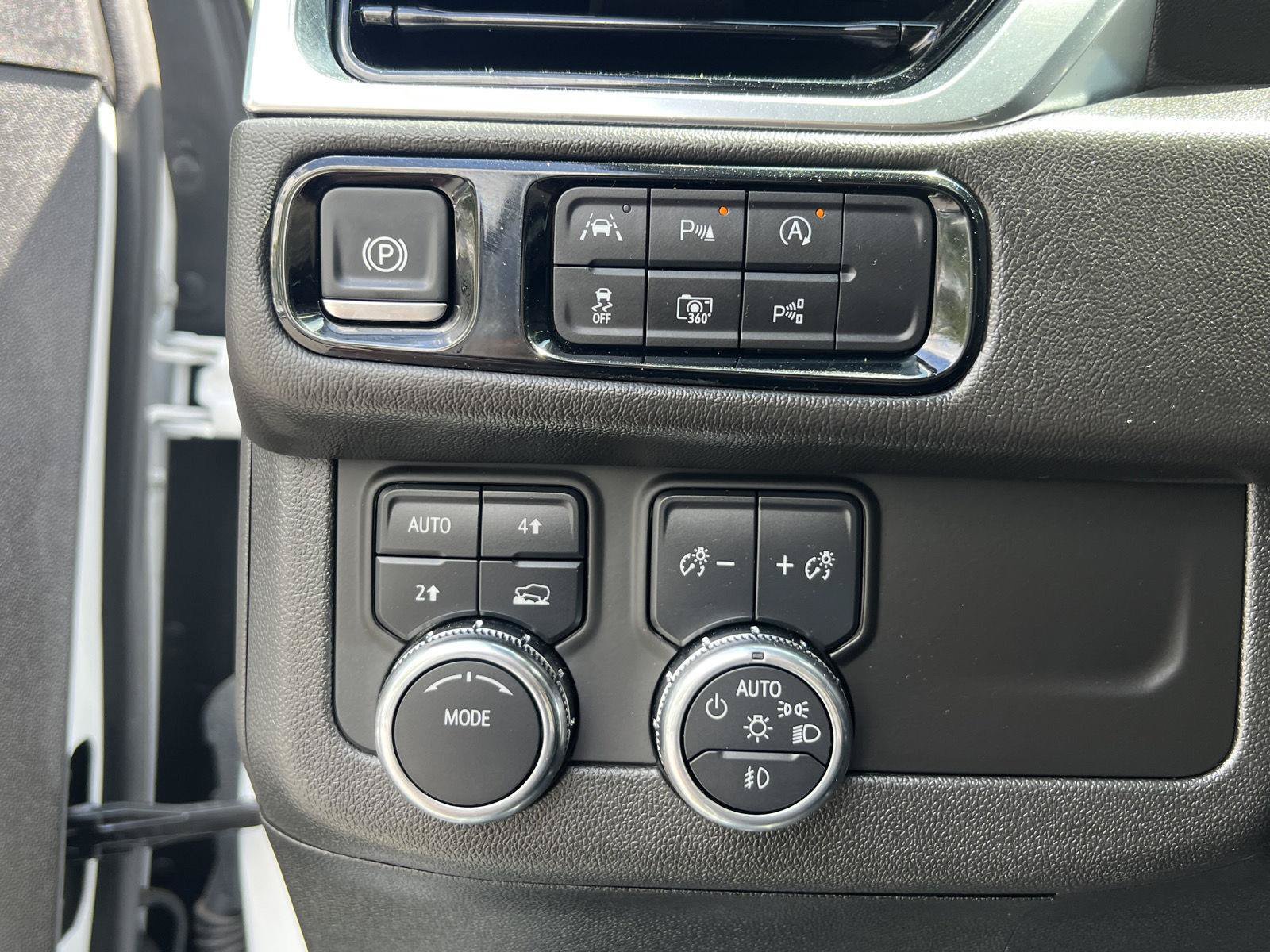 Used 2025 GMC Yukon XL Denali AWD/4WD image 32