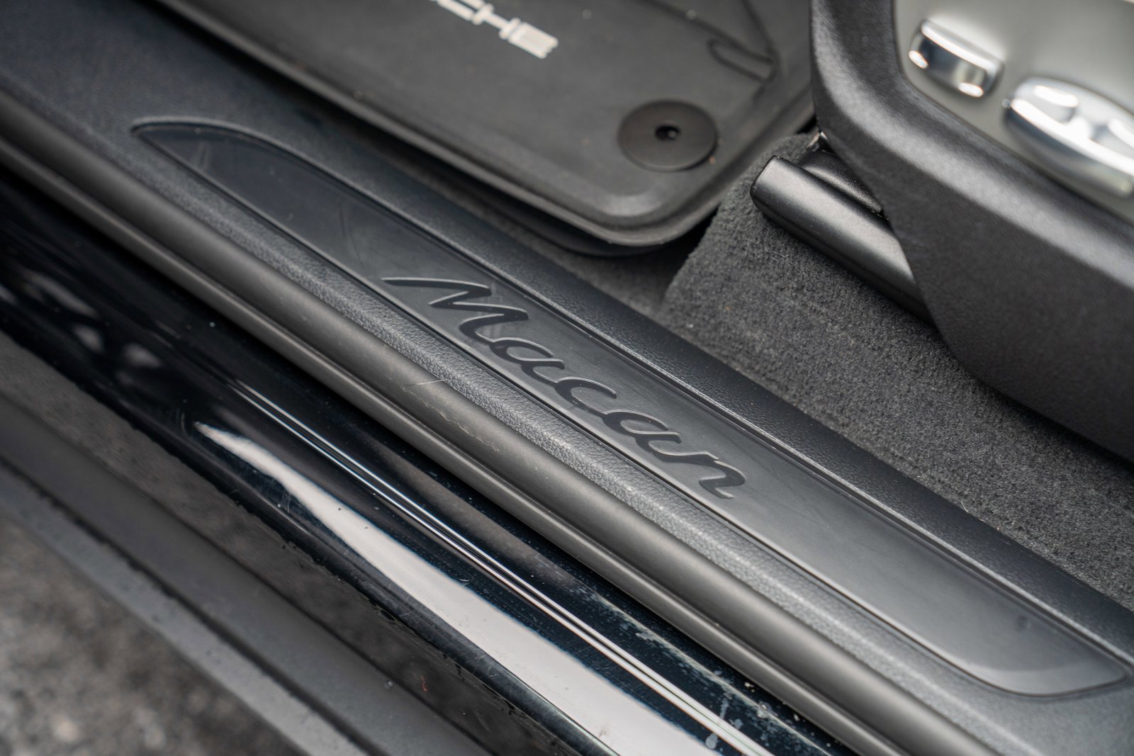 Certified 2025 Porsche Macan image 12