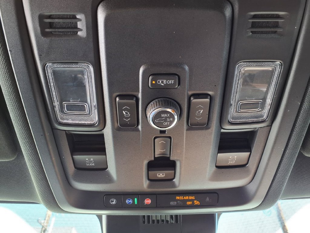 Used 2025 Chevrolet Tahoe High Country AWD/4WD image 13