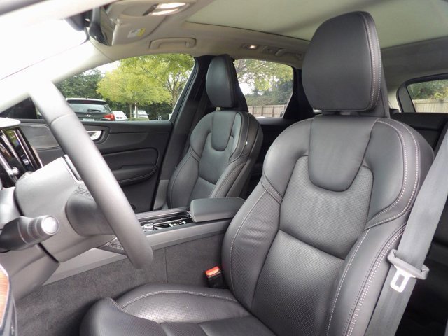 Certified 2024 Volvo XC60 B5 Ultimate w/ Protection Package Premier image 9