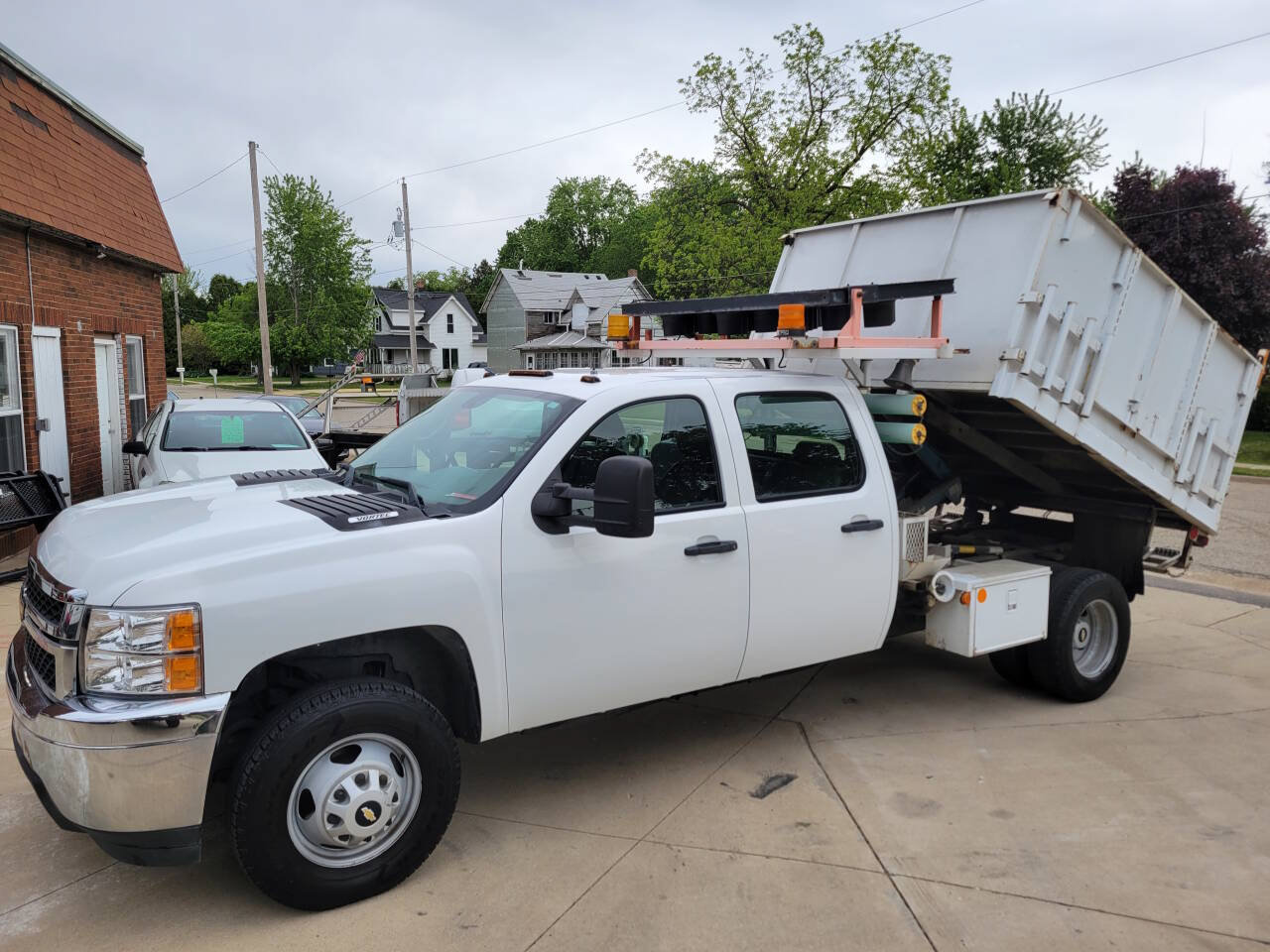 Used 2011 Chevrolet Silverado 3500 W/T RWD image 2