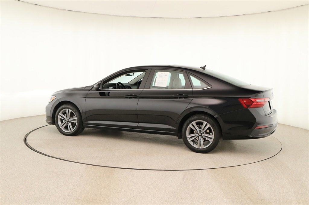 Used 2023 Volkswagen Jetta SE image 3
