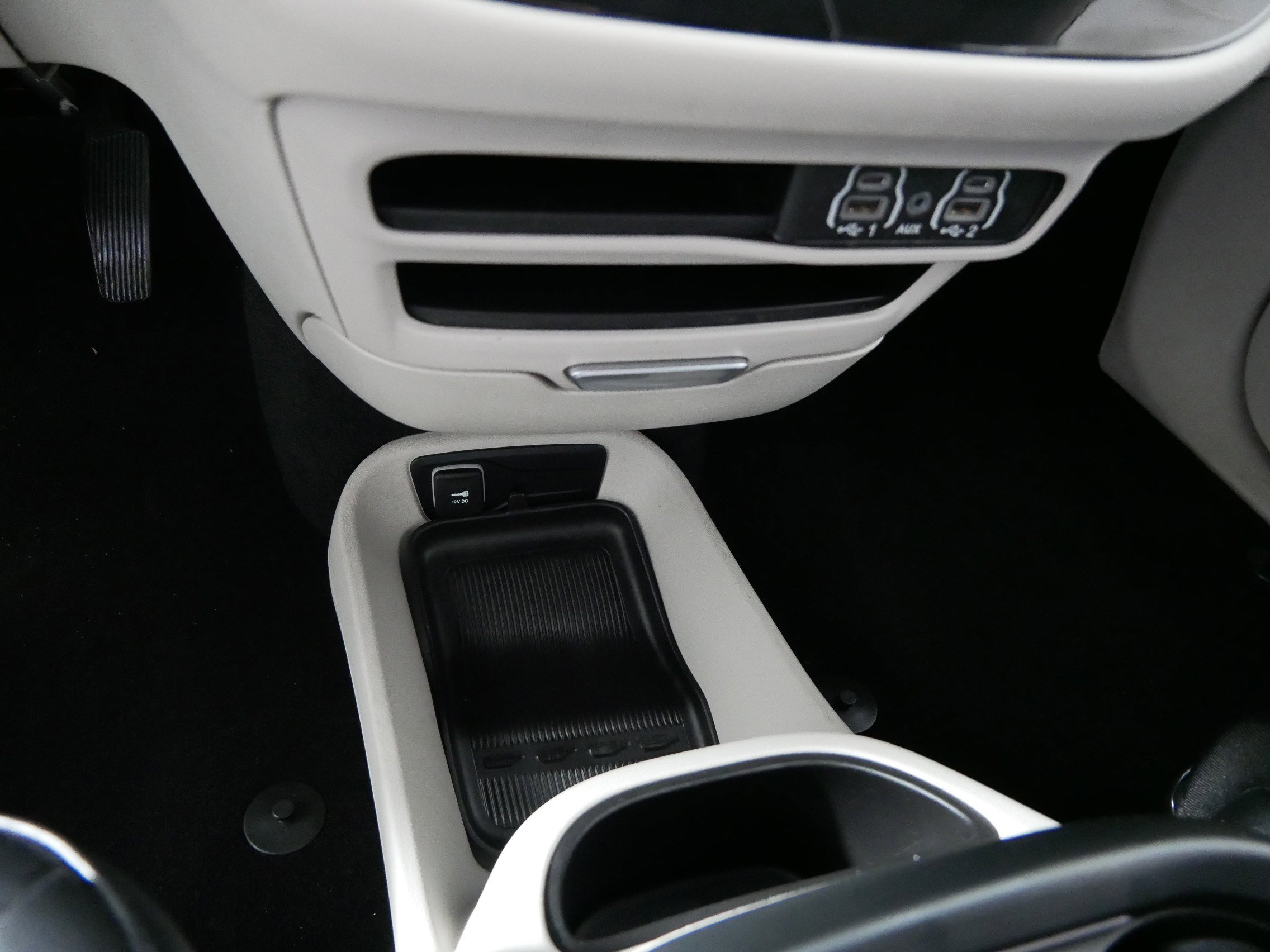 Used 2024 Chrysler Pacifica Touring-L image 29