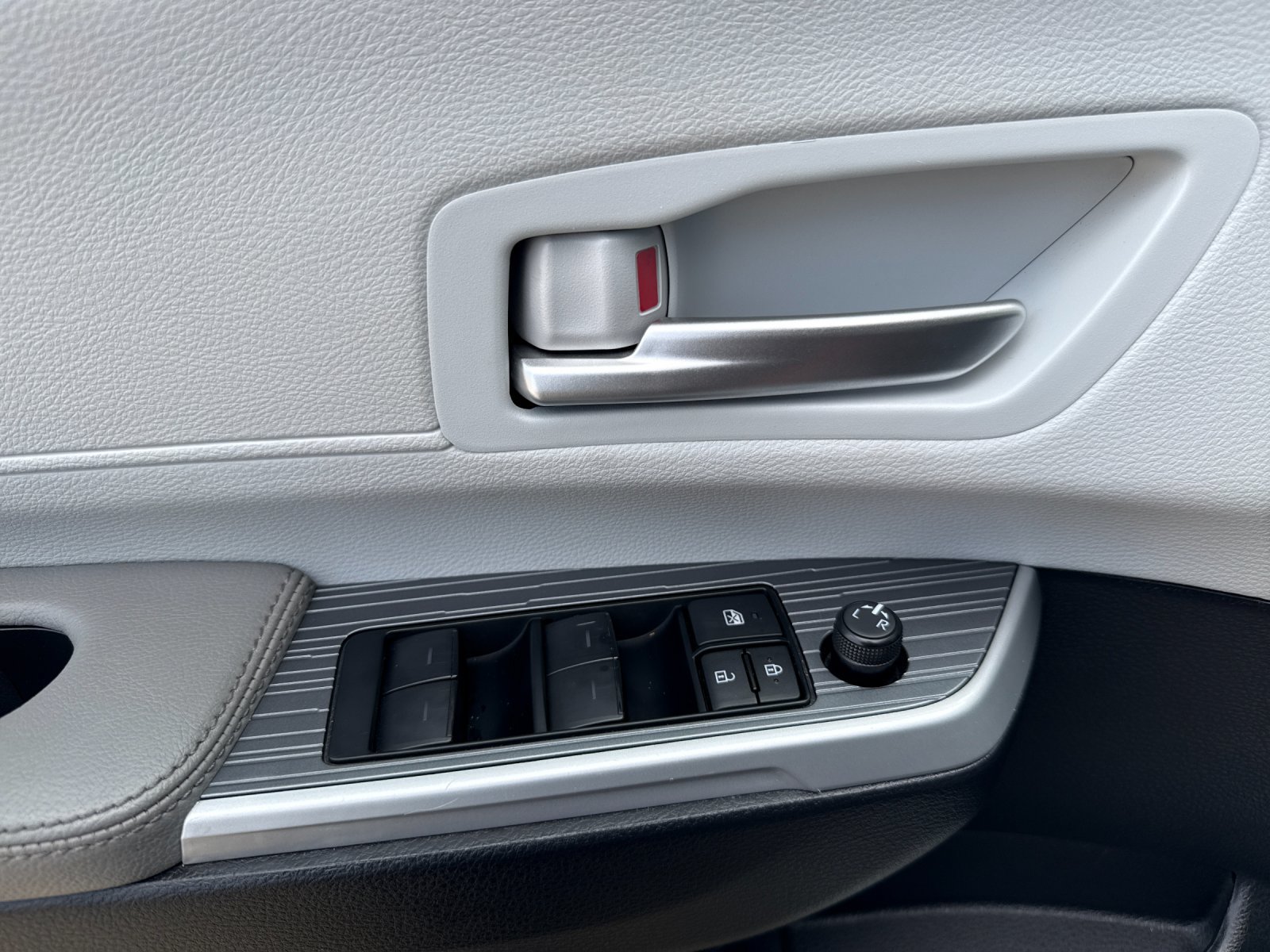Certified 2025 Toyota Sienna XLE FWD image 10