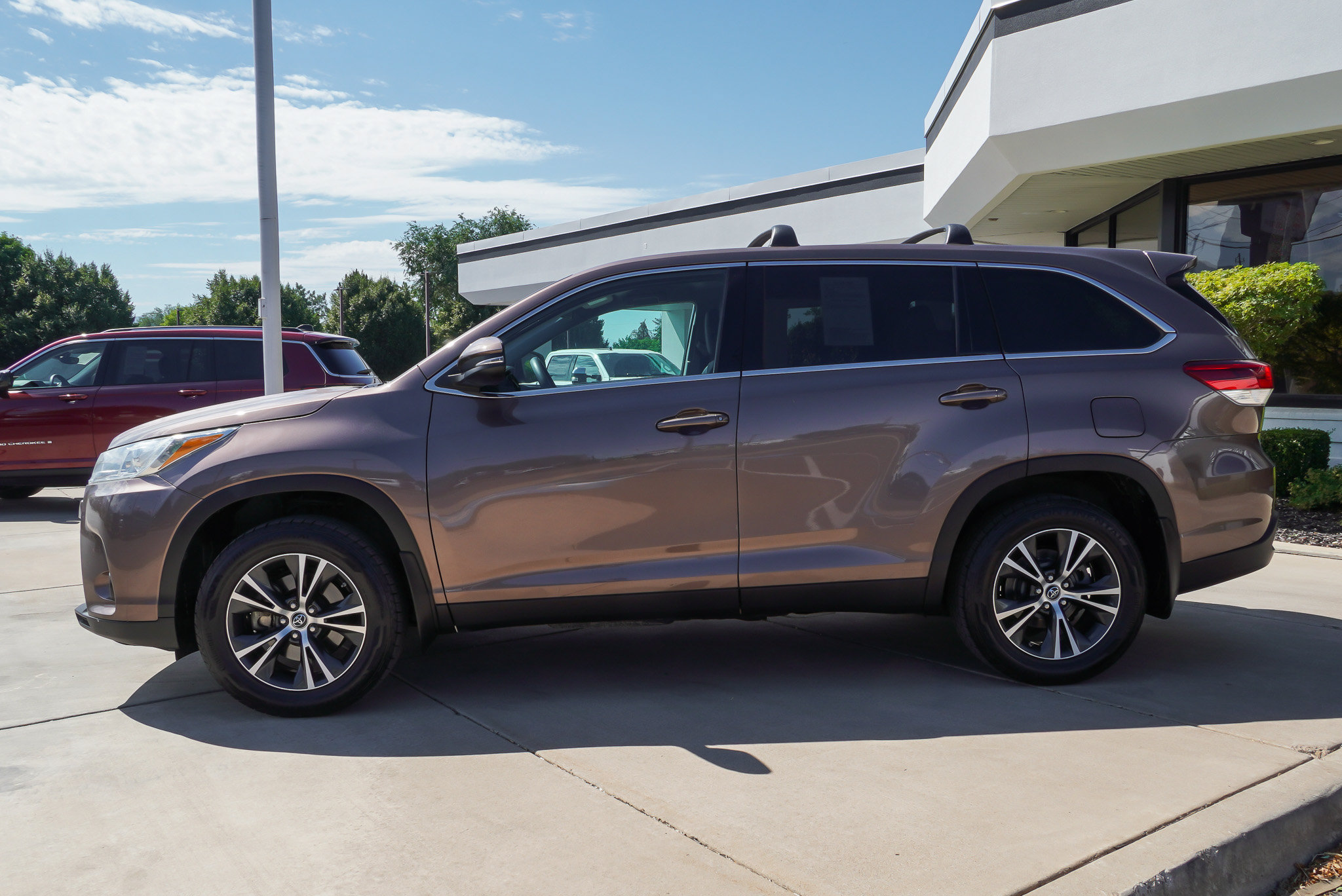 Used 2019 Toyota Highlander LE AWD/4WD image 5