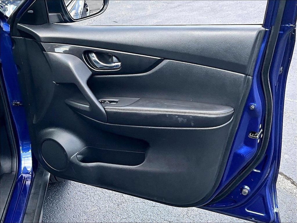 Used 2017 Nissan Rogue SV AWD/4WD image 12