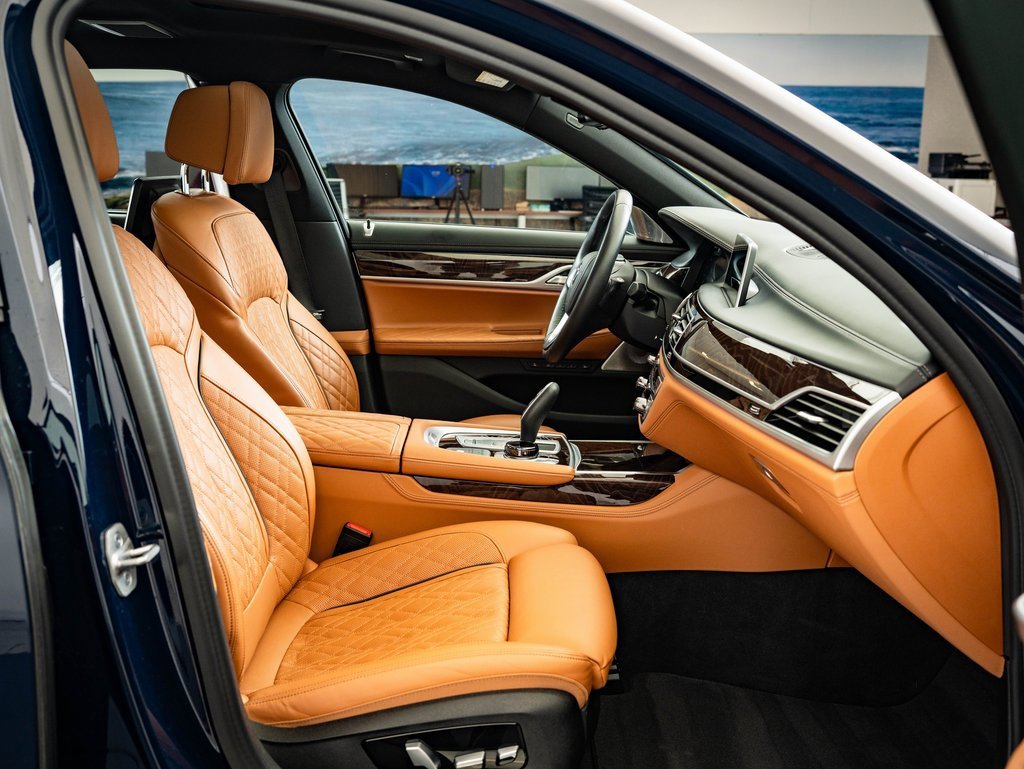 Used 2022 BMW ALPINA B7 xDrive image 25