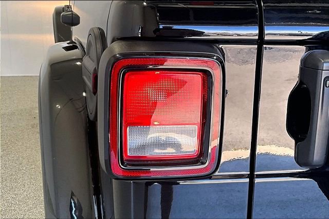 Used 2023 Jeep Wrangler Unlimited Sahara w/ Cold Weather Group AWD/4WD image 41