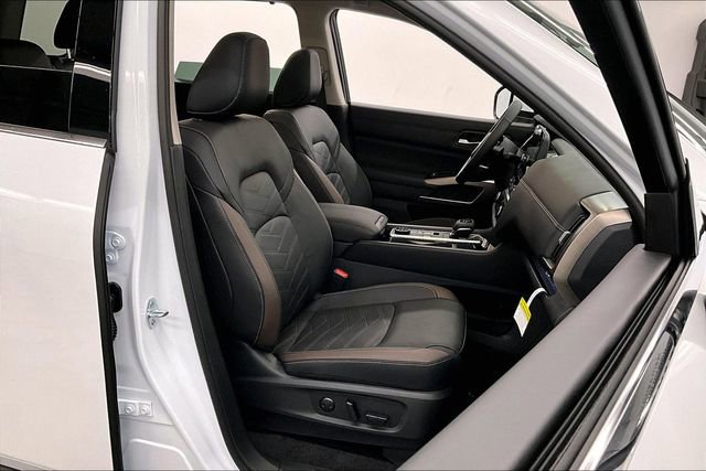 New 2025 Nissan Pathfinder Platinum w/ Lighting Package (N93) AWD/4WD image 38